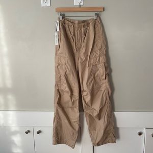 Aritzia TNA - Squad Parachute Pants - Hunmus Beige